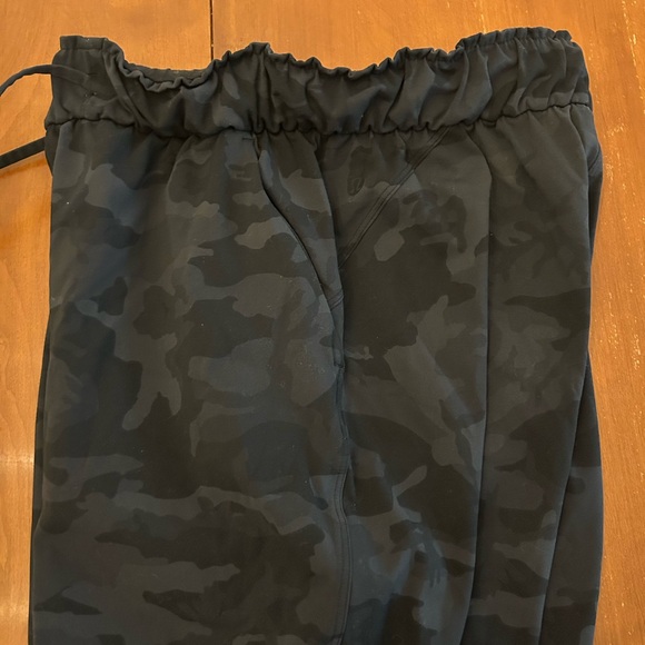Black and gray camo stretch high-rise 7/8 Lululemon pants size 4 - Picture 7 of 10
